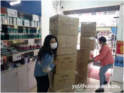 单图7：国际教育学院尼泊尔籍留学生苏小萌与所工作药店的老板及工作人员,筹集捐赠25万只口罩.png